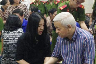 Khoảnh khắc hiếm hoi của vợ chồng bầu Kiên tại tòa